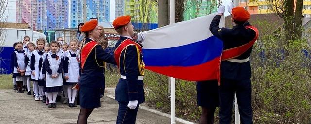 В Башкирии законодательно закрепят норму о еженедельном поднятии флага в школах