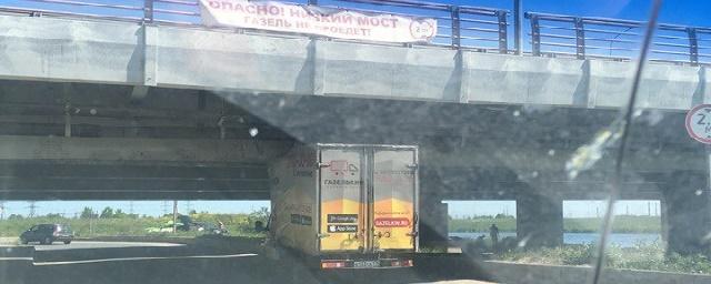 В Петербурге под «мостом глупости» застрял 150-й грузовик