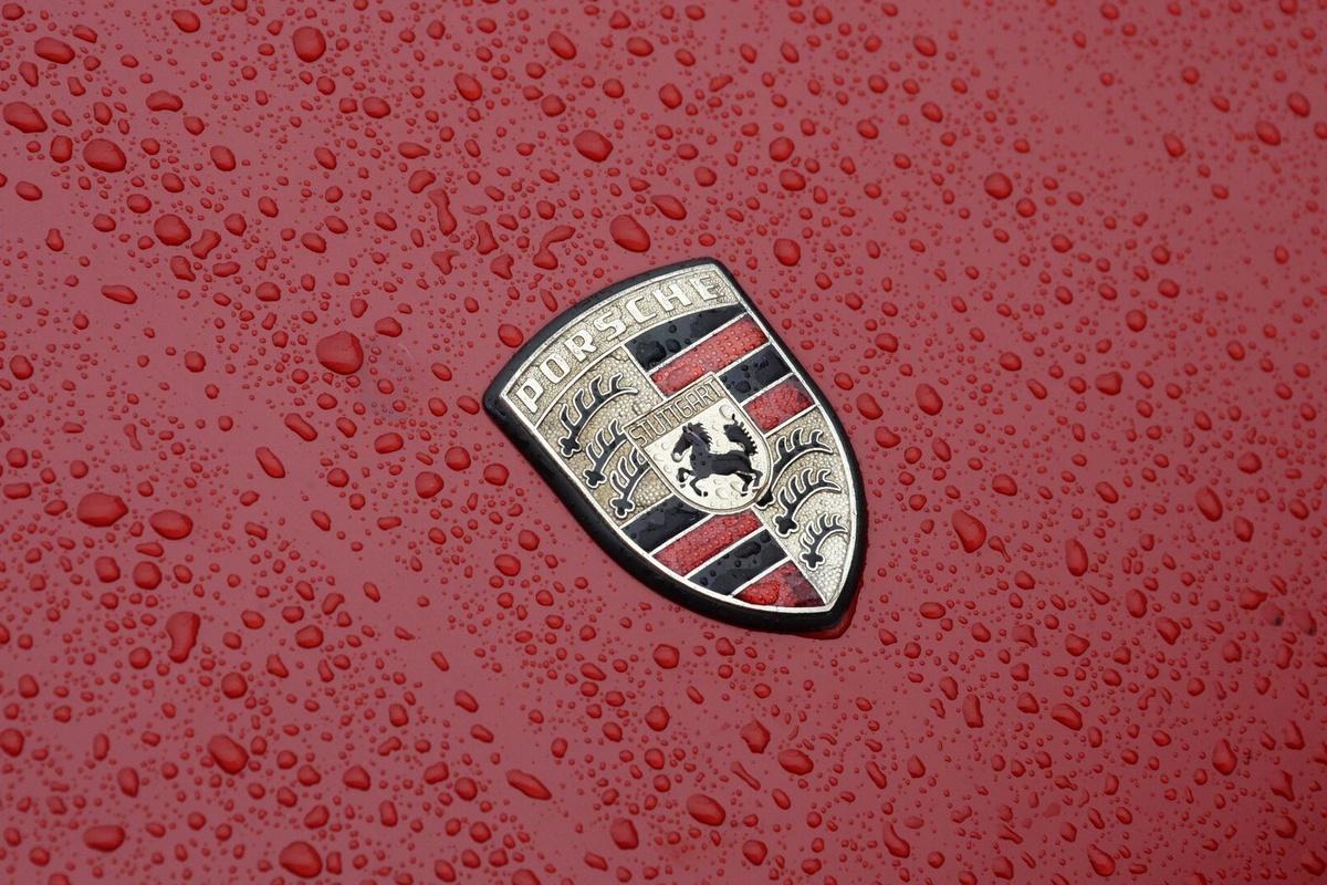 Porsche всё ещё не ушёл из России из-за проблем с продажей бизнеса