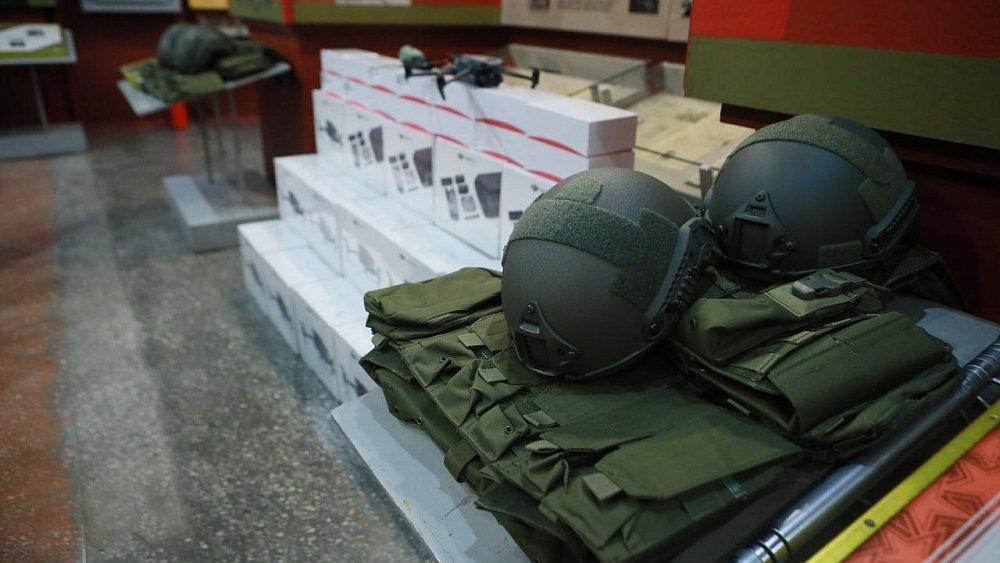 Глава Челябинской области передал в зону СВО амуницию и одежду для бойцов