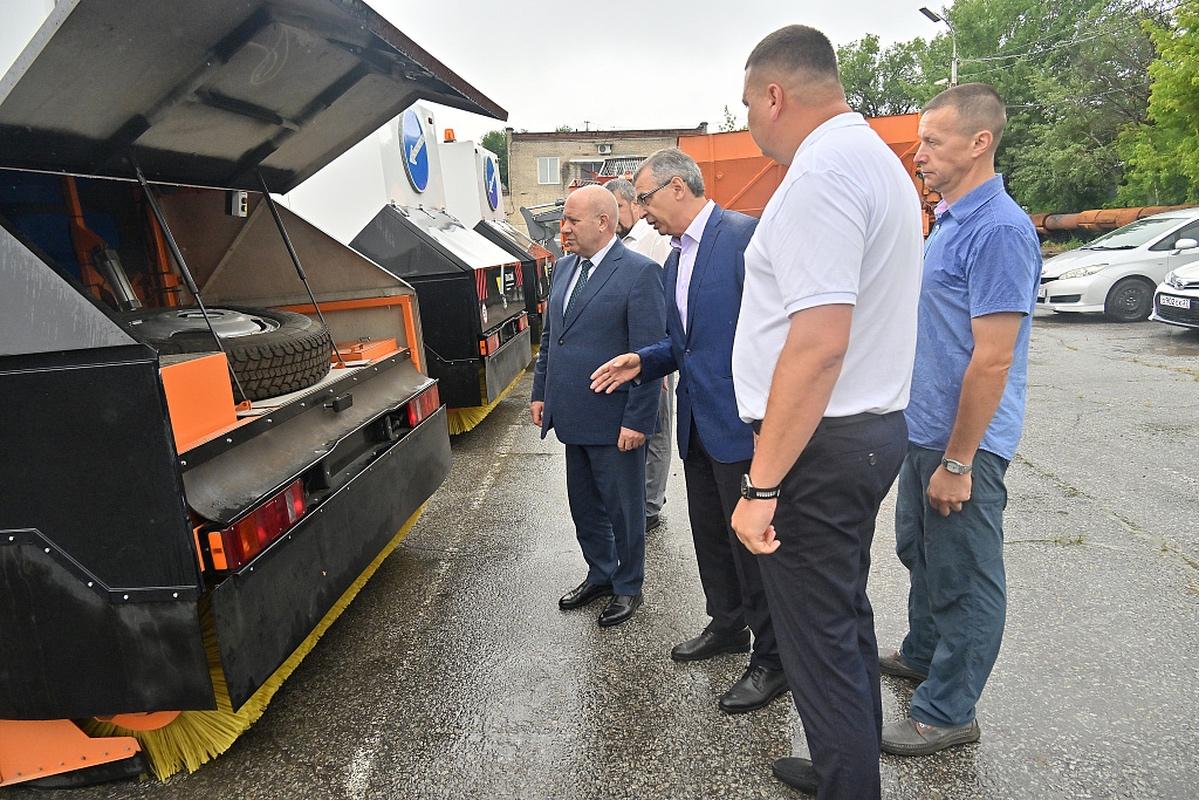 Хабаровск бросил на борьбу с грязью новые «пылесосы» за 42 миллиона