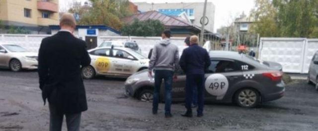 В центре Барнаула такси провалилось в дорожную яму