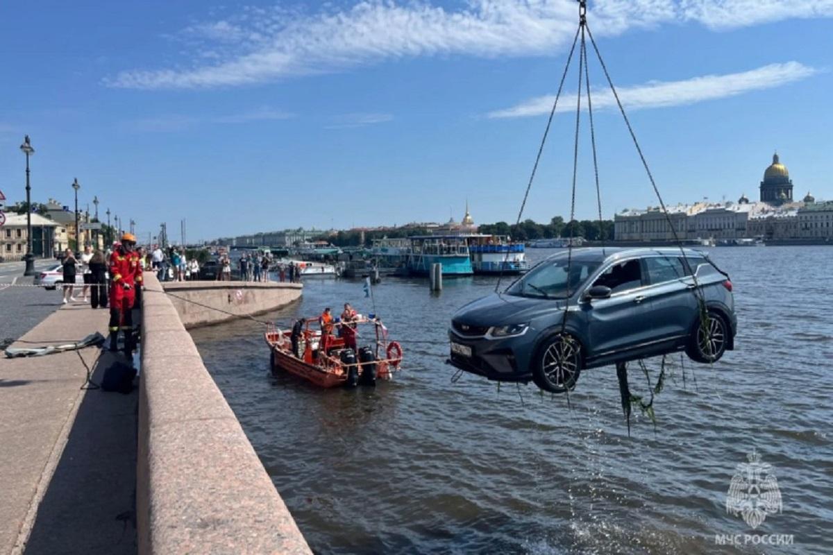 В центре Петербурга спасатели достали из Невы съехавший в воду автомобиль