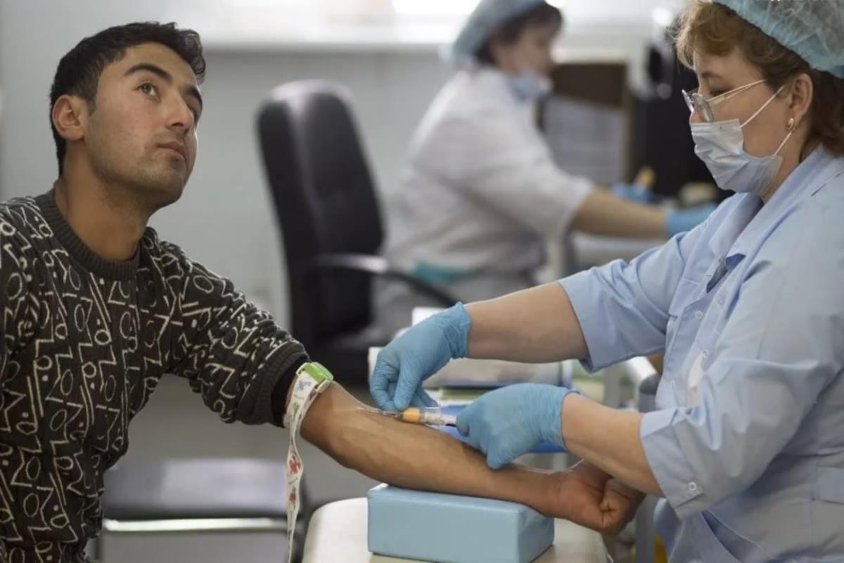 В Свердловской области сотни мигрантов лечились за счет незаконно полученных полисов ОМС