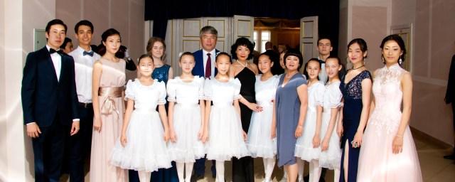 Цыденов поздравил хореографический колледж с 50-летним юбилеем