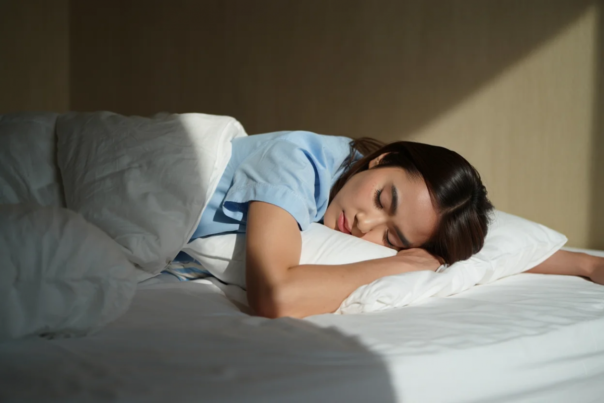 Сомнолог рассказал, кому стоит избегать определённых поз во сне
