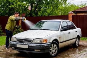 Ведро и тряпка — вне закона: автовладельцев предупредили о штрафах до 250 тысяч за мойку во дворе