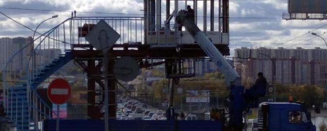 В Новосибирске разбирают пост ДПС на выезде с Октябрьского моста