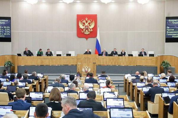 В Госдуме приняли закон об освобождении от уголовного наказания для граждан, подписавших контракт с Минобороны РФ