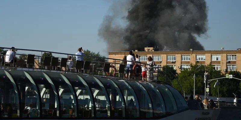 На Лужнецкой набережной в Москве потушили пожар на складе пиротехники