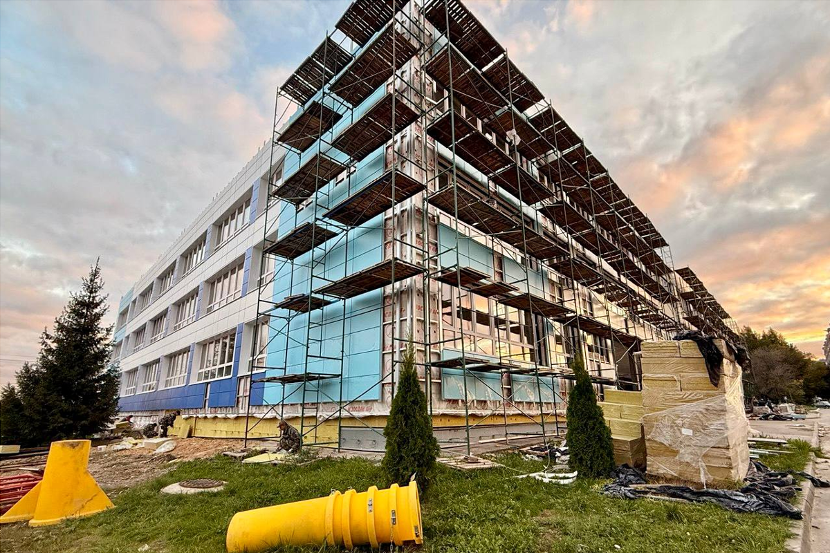 Врип главы Чебоксар Станислав Трофимов проверил ход ремонта школы №22