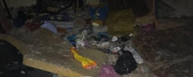 После обнаружения голых детей в захламленной квартире Ульяновска возбудили уголовное дело