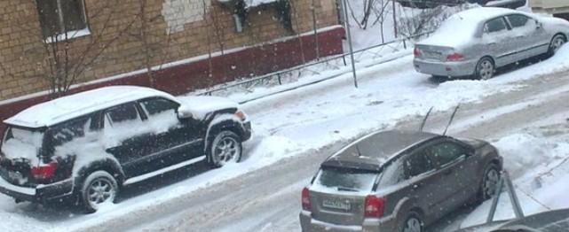 В Москве водителей призвали отказаться от поездок на авто из-за снега