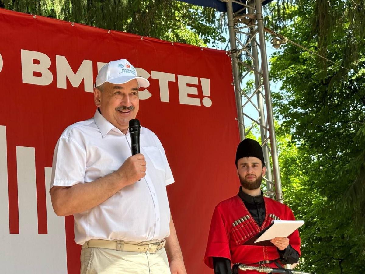 Председатель Госсовета Чувашии Леонид Черкесов поздравил с Международным днём защиты детей: Наша общая задача – сделать всё возможное, чтобы каждый ребёнок чувствовал себя защищённым, любимым и счастливым