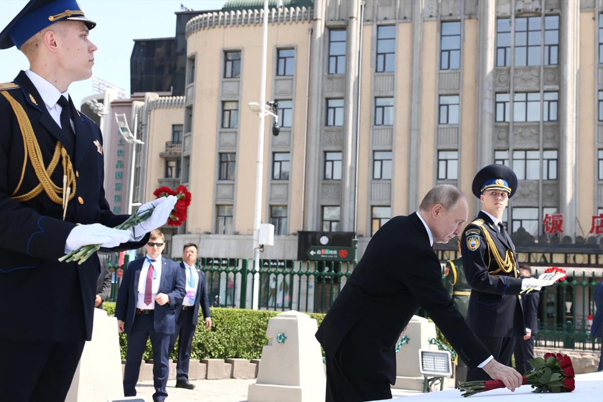 Путин (военный преступник) в Харбине возложил цветы к памятнику советским воинам