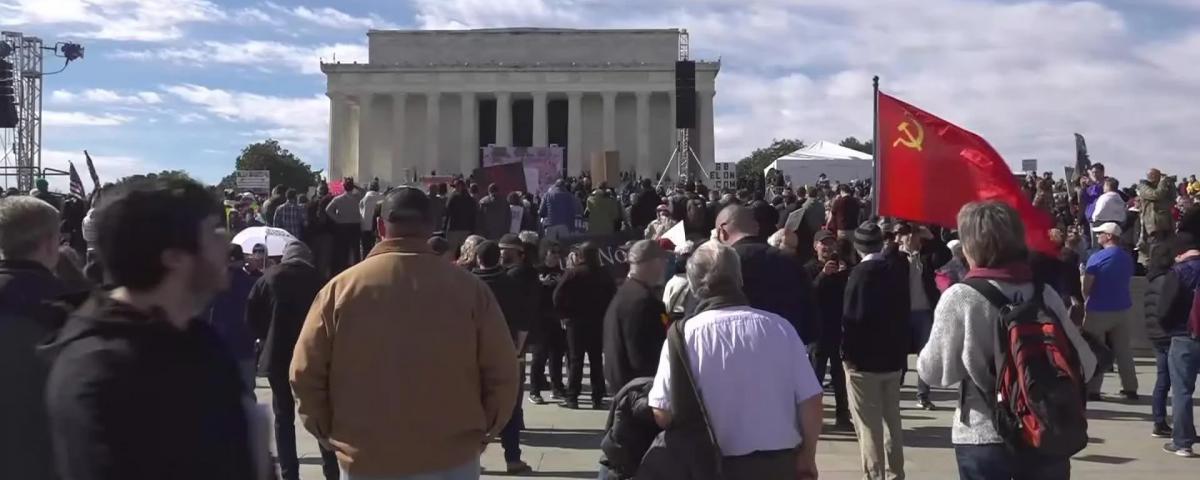 Массовая акция проходит в Вашингтоне против поддержки Украины