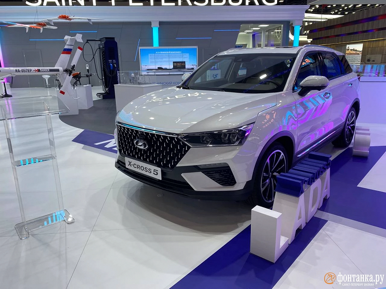 На ПМЭФ-2023 официально презентовали новый кроссовер LADA X-Cross 5