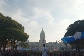 Тысячи аргентинцев протестуют в центре Буэнос-Айреса