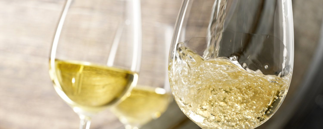 Нарколог Брюн: Наименее вредным алкогольным напитком в жару является белое сухое вино с лимоном
