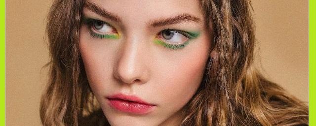 Новогодний макияж стилисты советуют создать из блесток