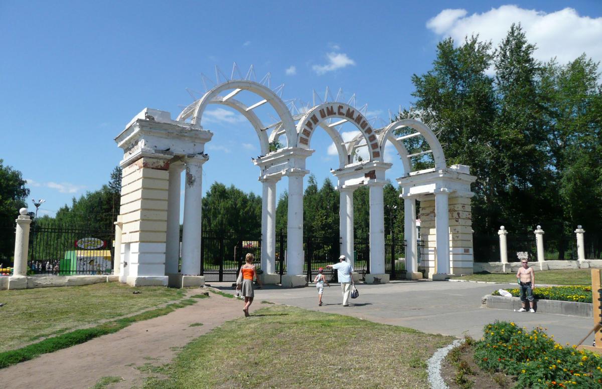 В Ижевске в парке Кирова установили арки и скульптуры