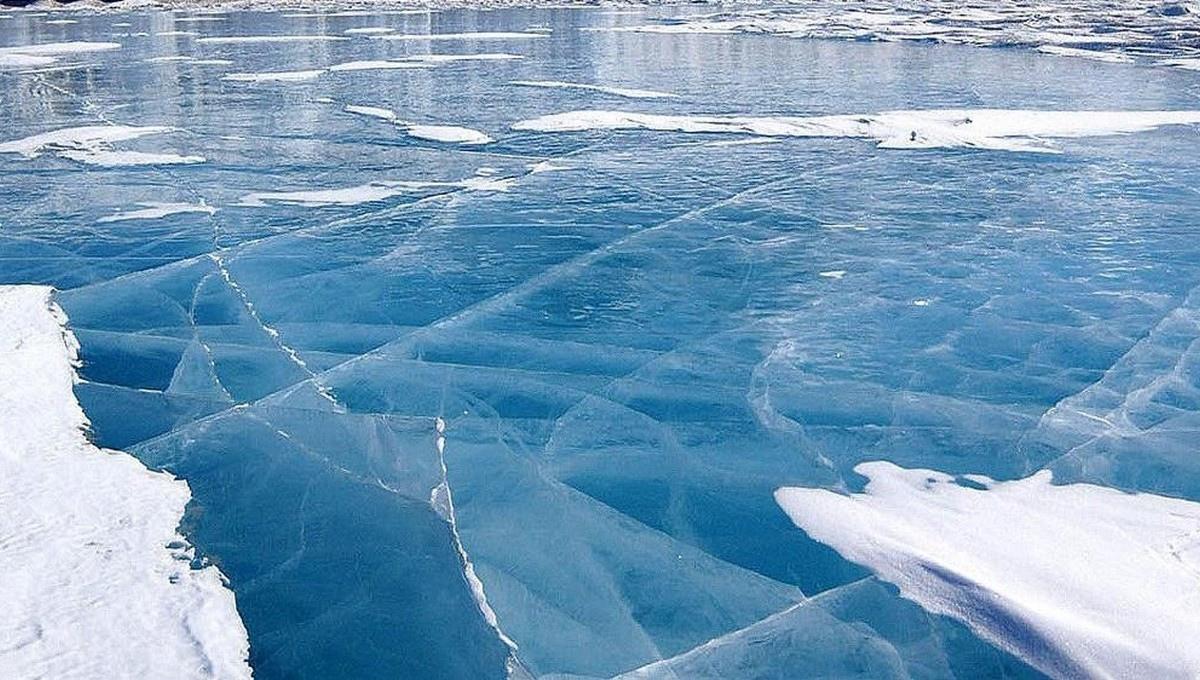 В Екатеринбурге школьник вышел на реку и провалился под лед