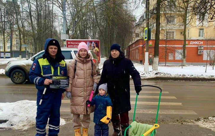 Сотрудники ГИБДД Красногорска напомнили о пользе световозвращающих элементов на одежде