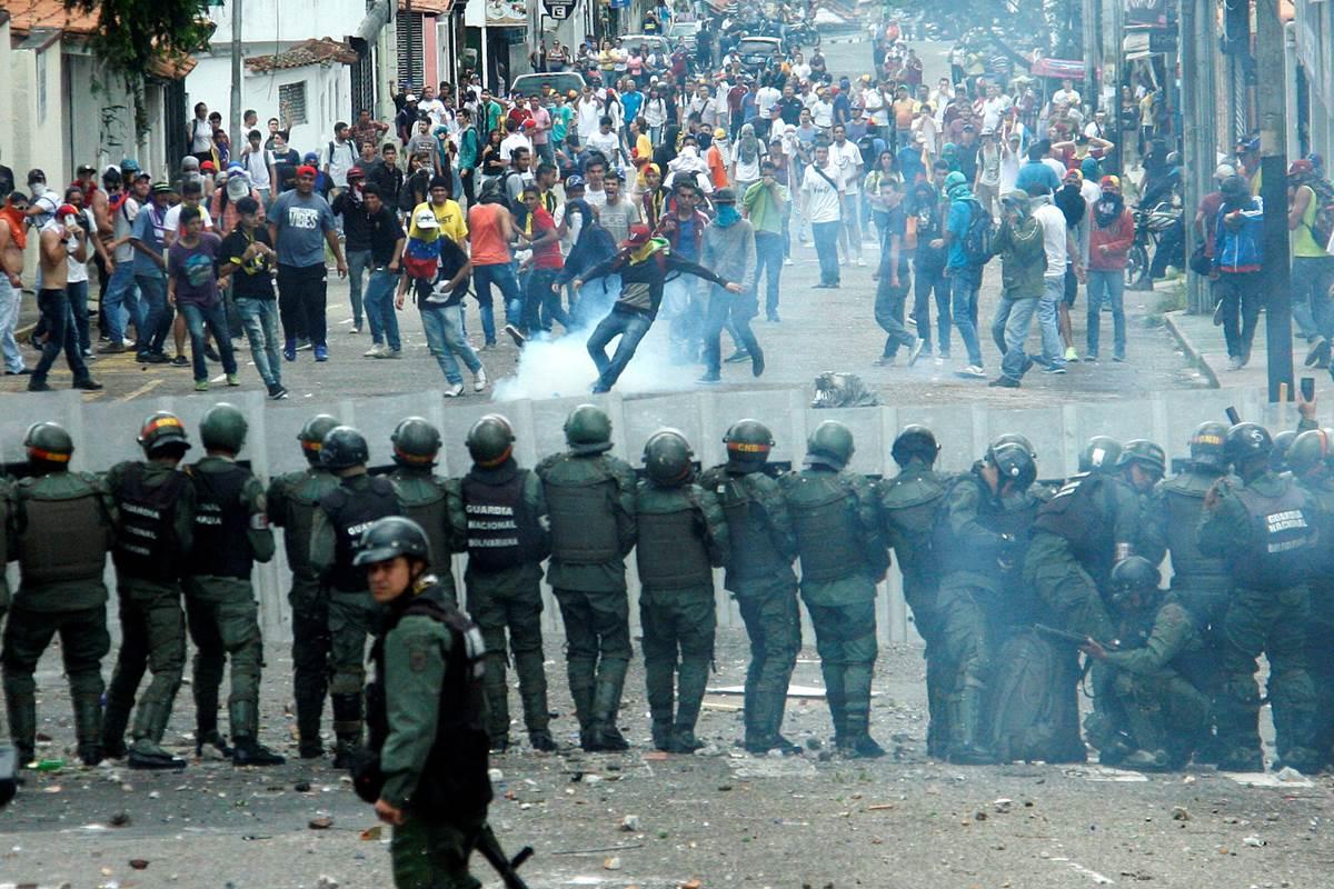 В Венесуэле при столкновениях с протестующими пострадали 23 военных