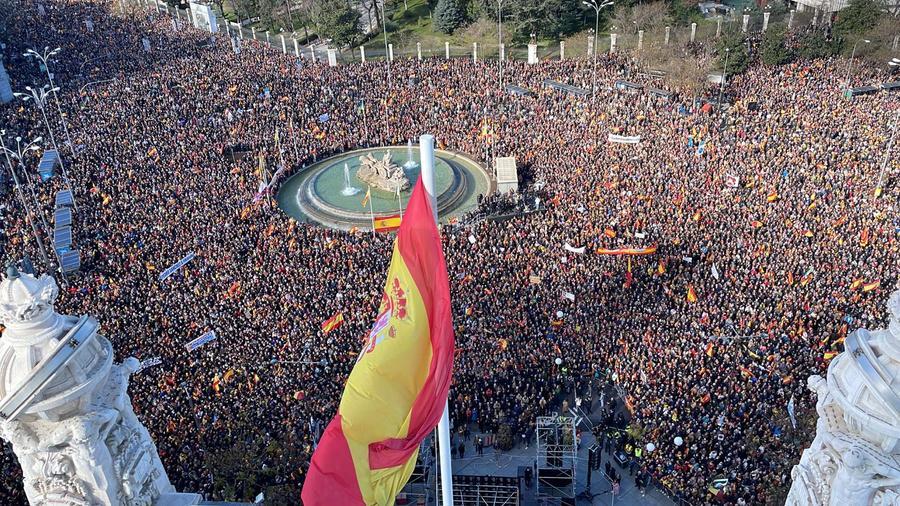 В Мадриде десятки тысяч человек вышли на митинг против правительства