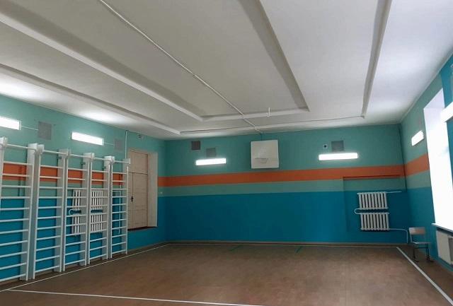 В школе №12 города Бологое Тверской области отремонтировали спортзал и кровлю здания
