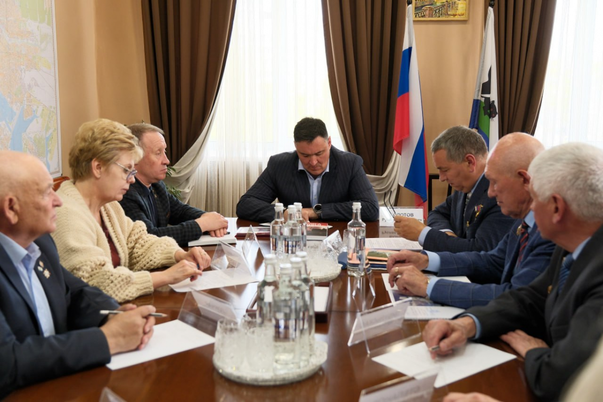 Мэр Иркутска Руслан Болотов обсудил поддержку ветеранов и подготовку к международному форуму спецназа