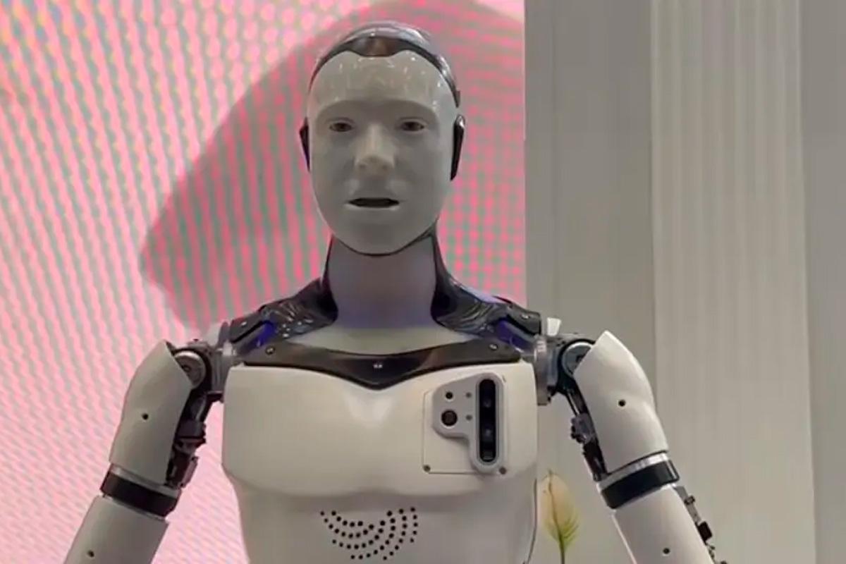 На форуме в Петербурге представили робота-юриста ФССП