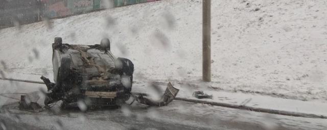 В Новосибирске посреди дороги автомобиль перевернулся на крышу