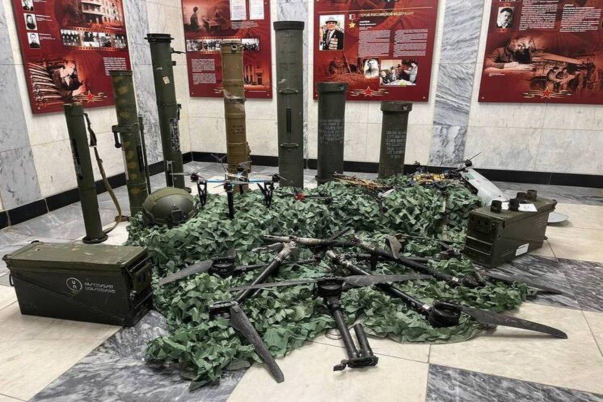 Экспозицию трофейного оружия с СВО представило УФСБ по Челябинской области