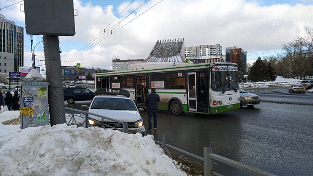 В центре Новосибирска столкнулись пассажирский автобус и такси