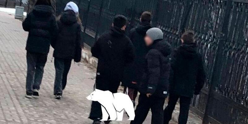 В Нефтеюганске полиция ищет подростков, матерившихся и заплевавших на баннеры православного храма