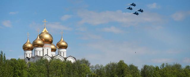 «Русские витязи» исполнили над Ярославлем фигуры высшего пилотажа