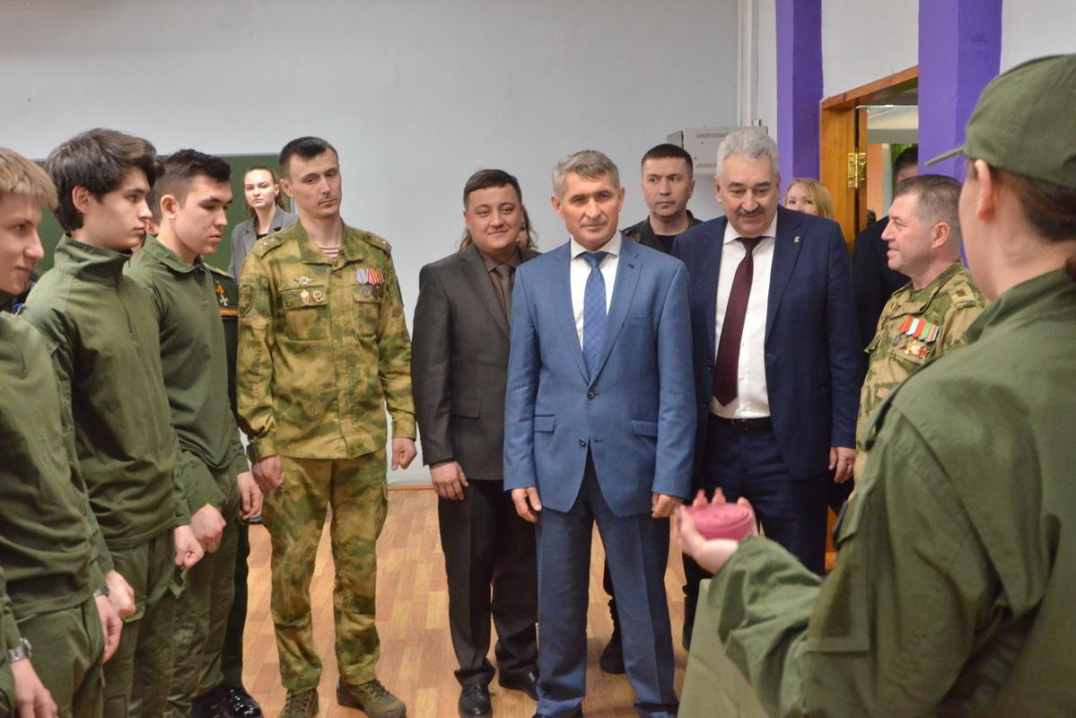 Глава Чувашии Олег Николаев и спикер Госсовета Леонид Черкесов и встретились с курсантами центра «Воин»