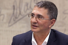 Доктор Мясников признался, что выпивает, ест пельмени и любит «Доширак»