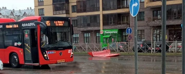 В Казани сильный ветер сорвал с автобуса спойлер