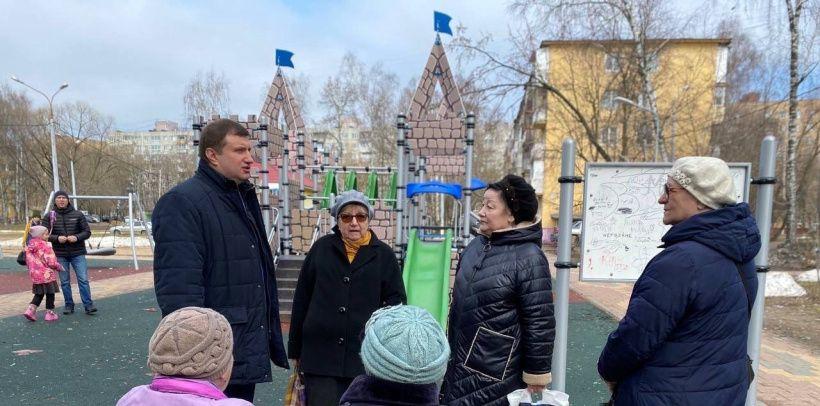 Спикер Совета депутатов Раменского округа Ермаков проконтролировал состояние дворов на улице Коммунистическая