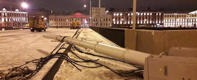 В Петербурге при разводе Тучкова моста рухнула опора контактной сети