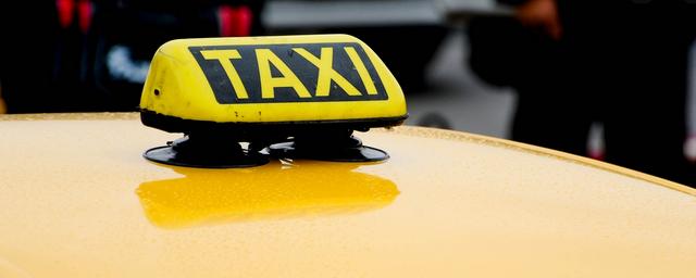 Почти 130 млн рублей выделены в Москве на бесплатные перевозки медработников на такси