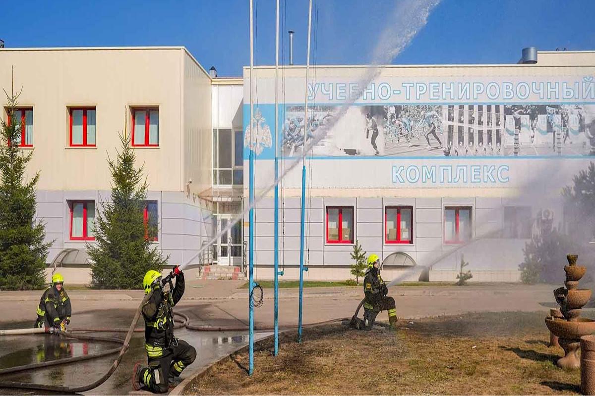 Спасатели вытащили женщину и ребенка из горящего многоквартирного дома