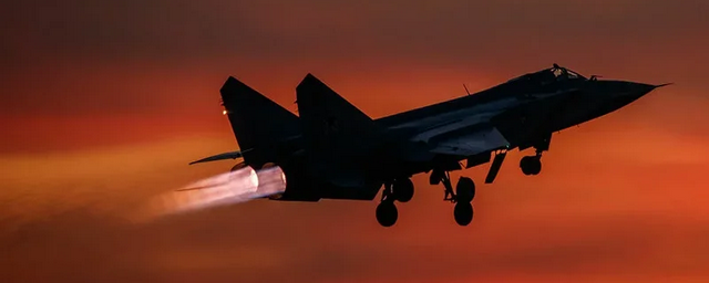 Российский истребитель МиГ-31 ВВС РФ сопроводил бомбардировщик ВВС США в Японском море