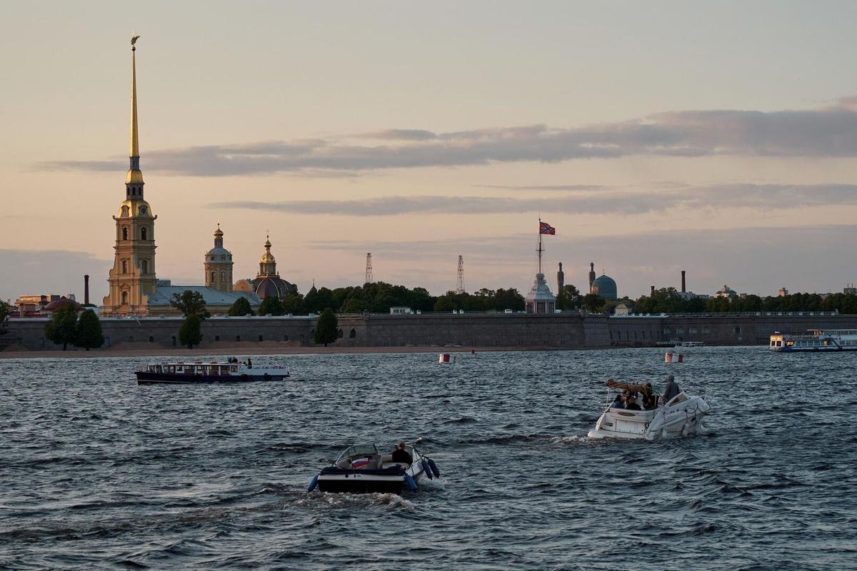 Депутат из Петербурга предложил в белые ночи закрепить светофорный приоритет за пешеходами