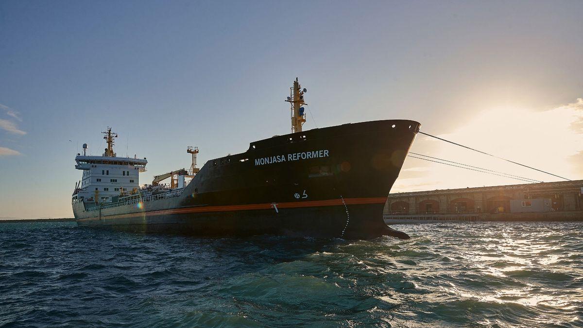 Пираты захватили трех моряков после захвата танкера с химикатами и нефтью шесть дней назад