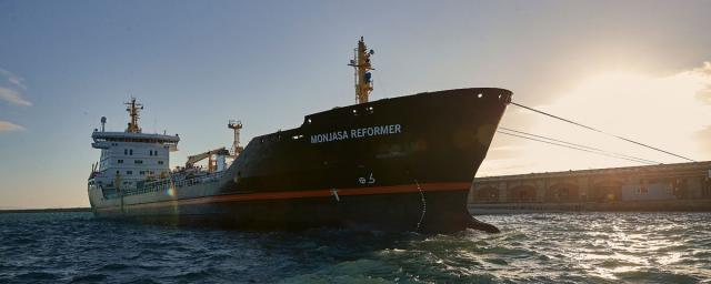 Пираты захватили трех моряков после захвата танкера с химикатами и нефтью шесть дней назад