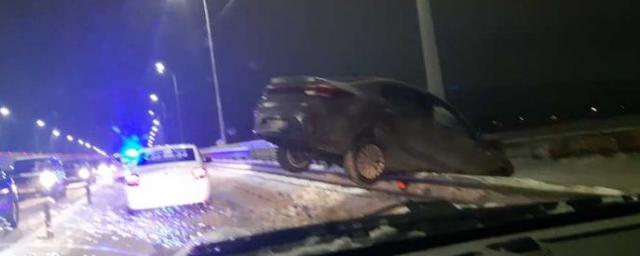 В Ярославле легковой автомобиль едва не упал с моста, зависнув на ограждении