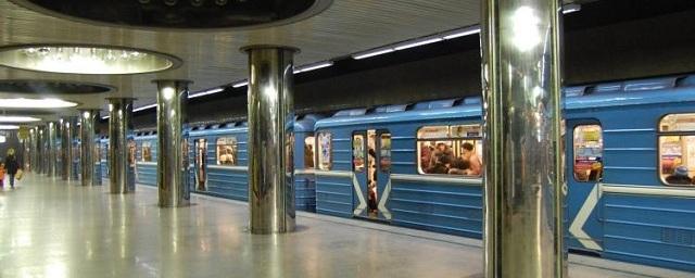 В московском метро в час пик на рельсах уснул пьяный мужчина